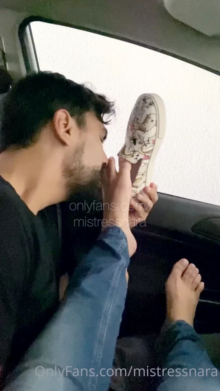 He Wiped The Sweat Off My Feet With His Tongue - MISTRESS NARA NEVEU - MP4