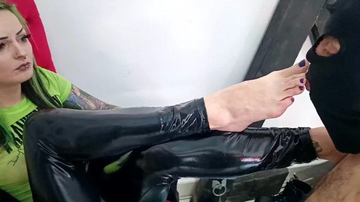 I Let My Favorite Slave Out Of His Cage To Help Me Relax My Feet - MISTRESS ILINA POISONED / POISONEDFETISH - MP4