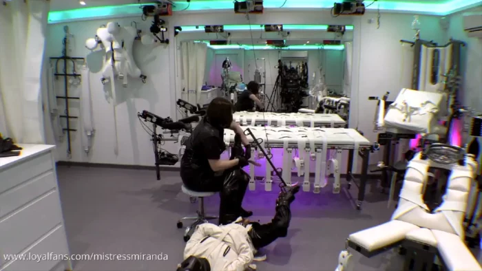Behind The Scenes Upside Down Suspension - MISTRESS MIRANDA / THE BONDAGE MISTRESS CLUB / BDSMLABORATORY - MP4