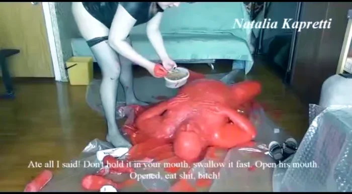 Feeding Shit, Painting In Red Color Living Toilet - NATALIA KAPRETTI SCAT - MP4
