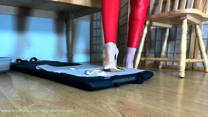 Food Play With Feet - OFFICIAL VINYL QUEEN - MP4