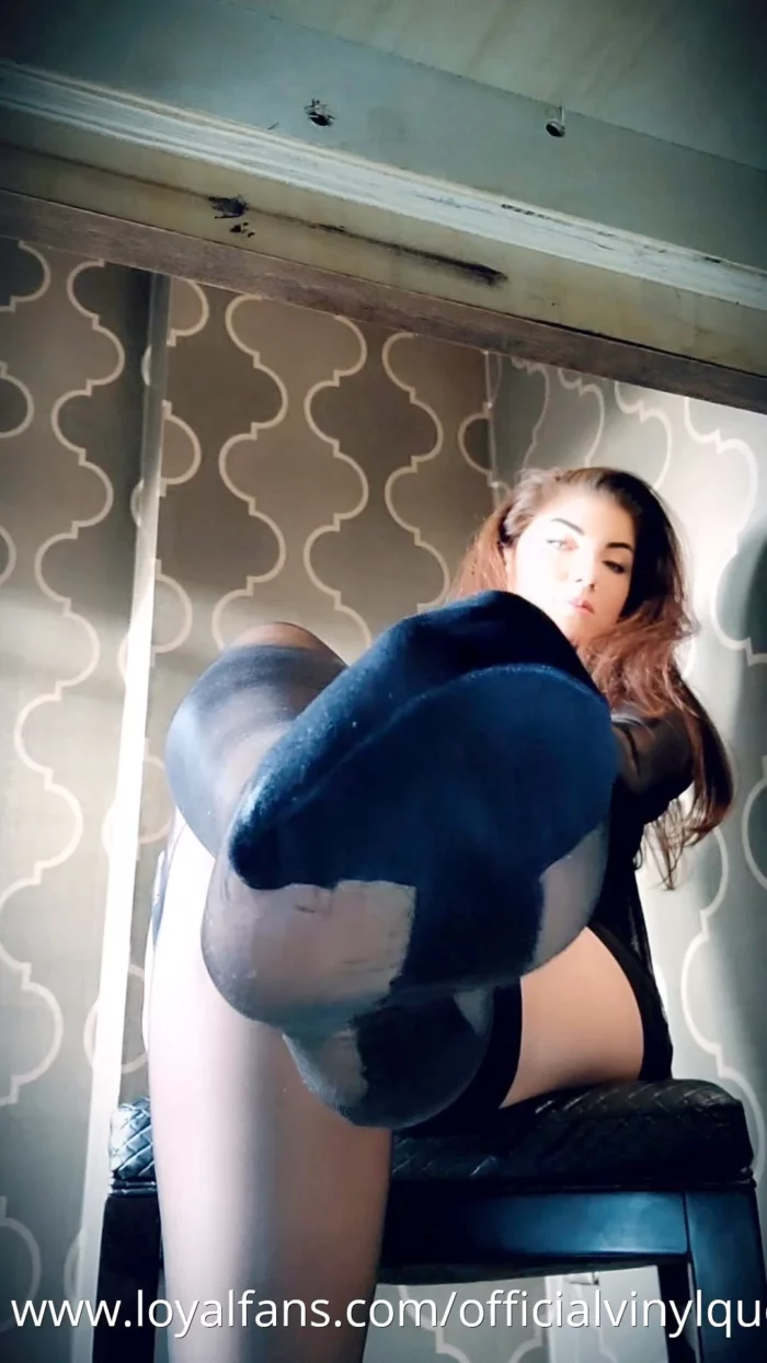 Start The New Year Off Under My Stockings - OFFICIAL VINYL QUEEN - MP4