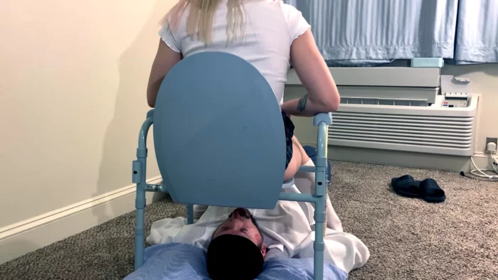 Bottomless Toilet 2 - PRINCESS KAZER SCAT - MP4