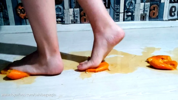 Food Crush - SAHIBE GEZGIN - MP4