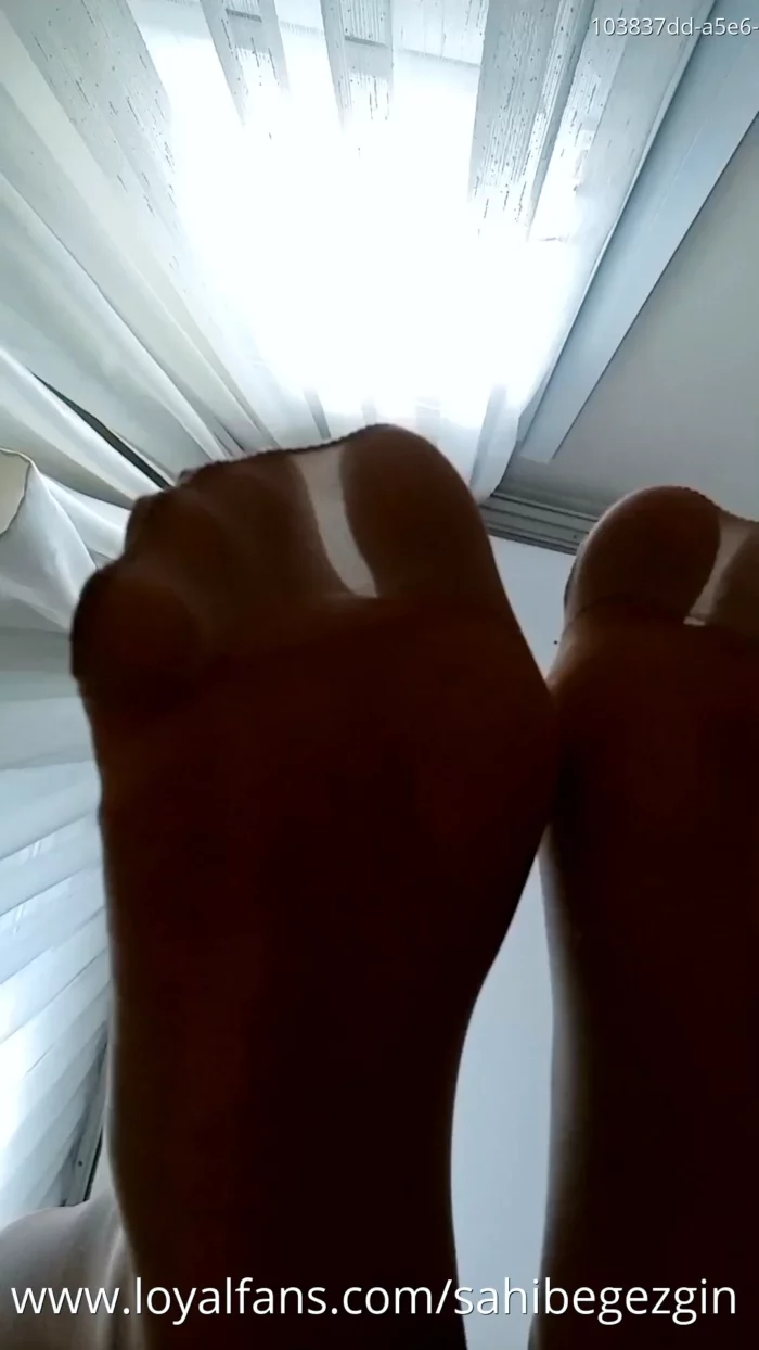 Footworship & Nylon My Feet - SAHIBE GEZGIN - MP4