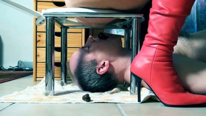 A Hughe Pile In The Mouth Of The Toiletslave - SCATQUEENS-BERLIN - MP4