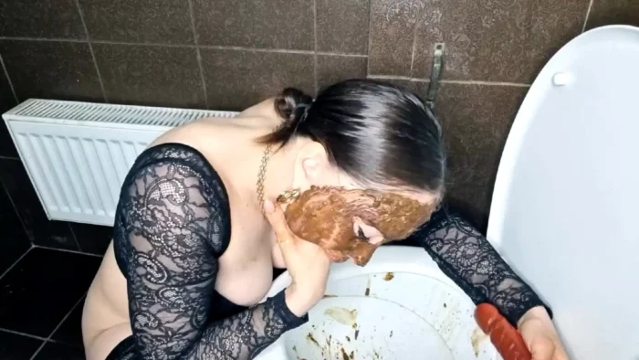Businesswoman In The Toilet - SCATLINA - MP4