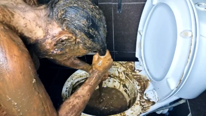 Dinner In An Abandoned Restaurant Or Shit 5 With 17 Piles Of Shi - SCATLINA - MP4