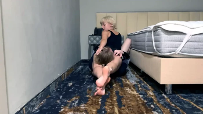 Sporty 19 Year Old Girl Headscissors Ko And Trampling - YJRGN / WATCHFIGHTERS - MP4
