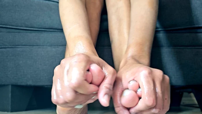 Oily Feet JOI Espaol - BALLBUSTING BIANCA / DOMINABIANCA - MP4