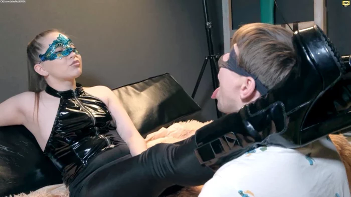 Princess Spits Profusely In The Slave's Face - CRUEL DOMINATION / BEAUTIFUL GIRLS - MP4