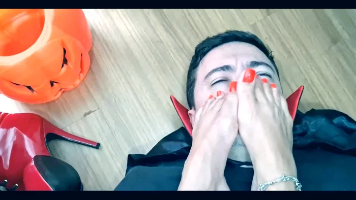Dracula Tries To Bit Kiffa Witch But Got His Lesson - KIFFA FEET / GODDESS KIFFA - MP4