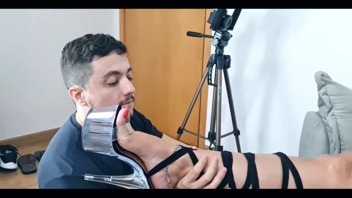 Pervert Photographer Ended Kissing Kiffa Feet - KIFFA FEET / GODDESS KIFFA - MP4