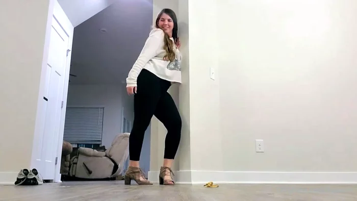 Banana Crushing Aspiring Model ASMR - LISA ASMR - MP4