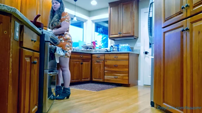 Unaware Female Giant In The Kitchen ASMR - LISA ASMR - MP4