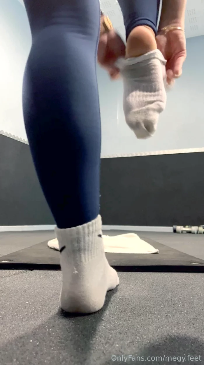 Stretching At The Gym - MEGY FEET - MP4