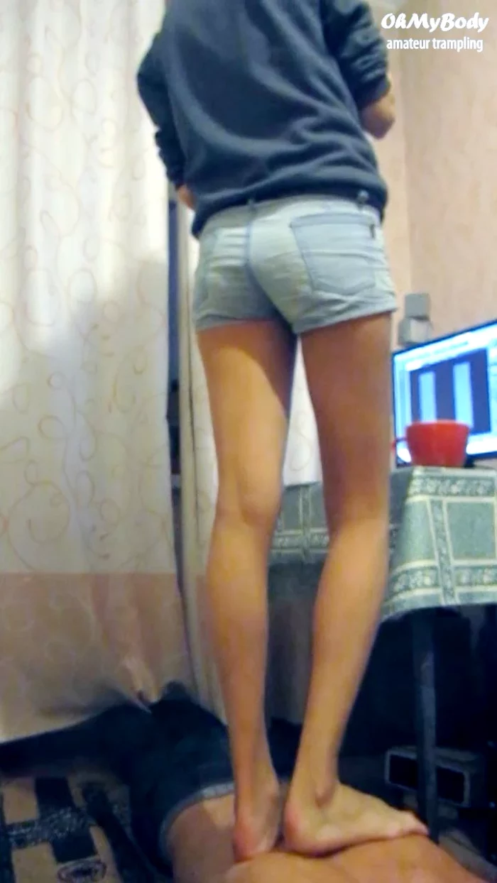 Karina Is Talking On The Phone And Trampling Me #1 - OHMYBODY - MP4