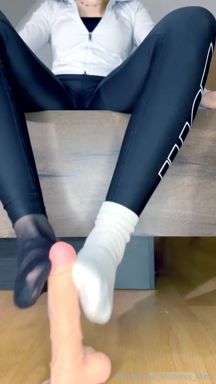 Distribute Your Strength, Because My Nylons Also Need Attention! - SOCKSFEET MISTRESS NINA - MP4