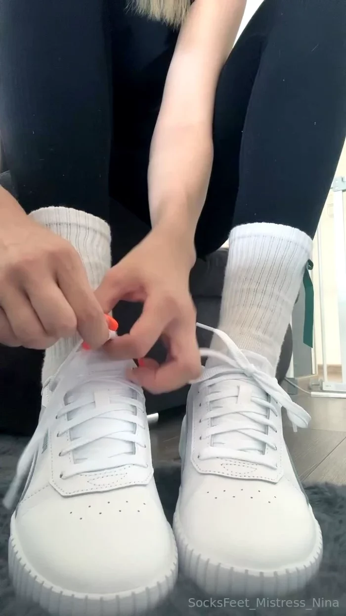 Do You Like My Sports Outfit - SOCKSFEET MISTRESS NINA - MP4