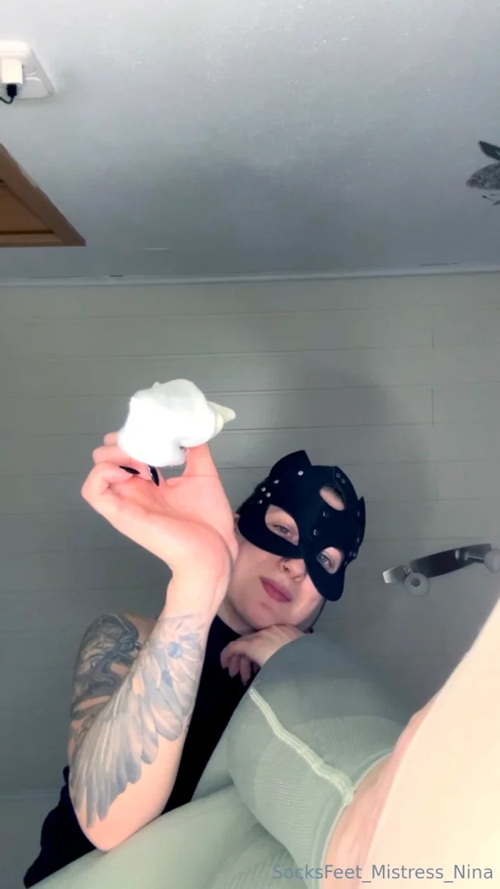 Lie Down On The Floor, Because I Need A Place For My Sweaty And Smelly Feet - SOCKSFEET MISTRESS NINA - MP4
