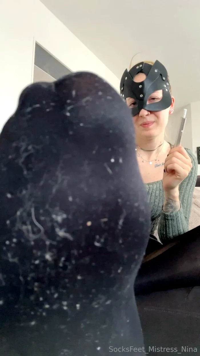 You Like My Overknees And Underneath My Dirty And Sweaty Tights Show Me How Much You Desire Me - SOCKSFEET MISTRESS NINA - MP4