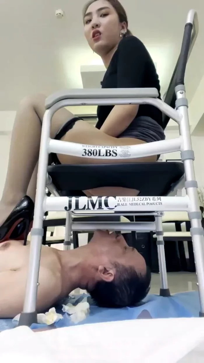 Goddesses Poop Into The Mouth Of The Erected Small Dick Slave Until His Face Is Cover - CHINESE SCAT LOVE - MP4