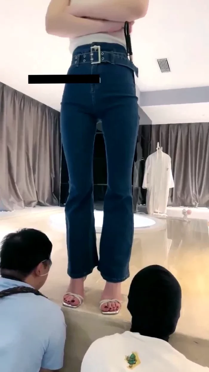 Goddess Jianyi Foot Worship Session With 2 Slaves - CNQUEENS / CHINESE FEMDOM GODDESS - MP4