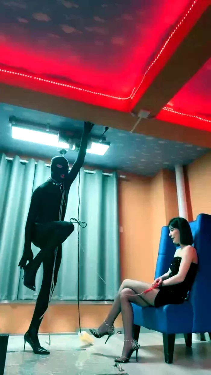 Goddess Jianyi Toys With Slave In Cage - CNQUEENS / CHINESE FEMDOM GODDESS - MP4