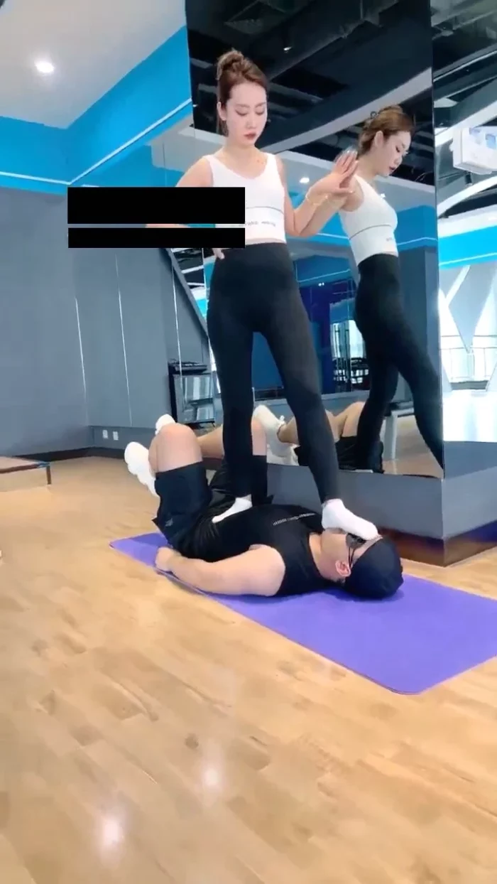 Goddess Er Bao And Her Personal Trainer Served By Doormat Slave At The Gym - CNQUEENS / CHINESE FEMDOM GODDESS - MP4