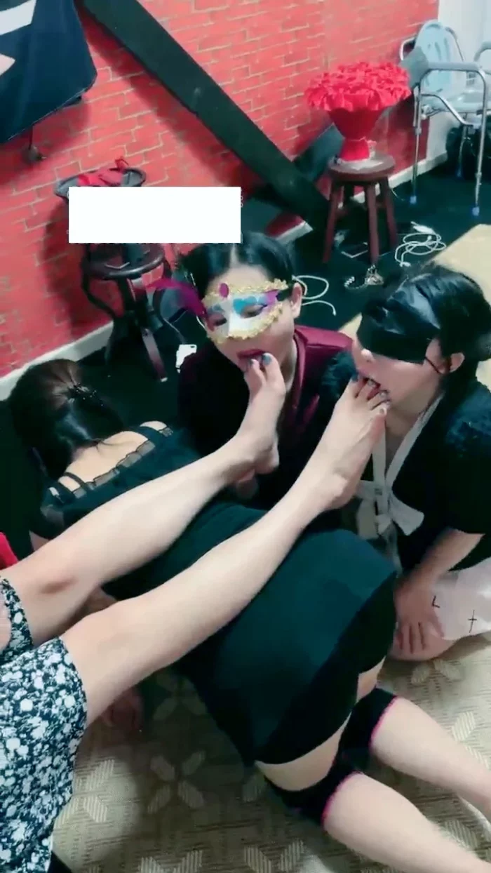 Goddess Danzuzong Worshiped By 3 Female Maids - CNQUEENS / CHINESE FEMDOM GODDESS - MP4