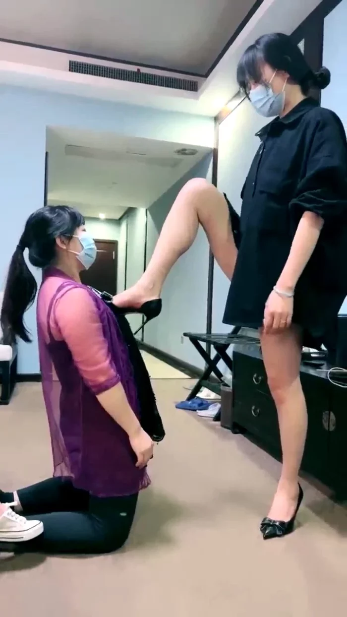 Goddess Danzuzong Teaches Her Friend About Dog Training - CNQUEENS / CHINESE FEMDOM GODDESS - MP4