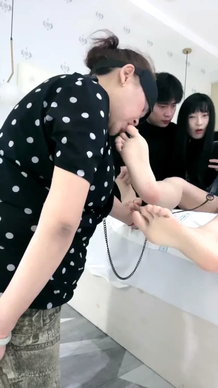 Good Looking Couple Worshipped By Middle Aged Female Slave - CNQUEENS / CHINESE FEMDOM GODDESS - MP4