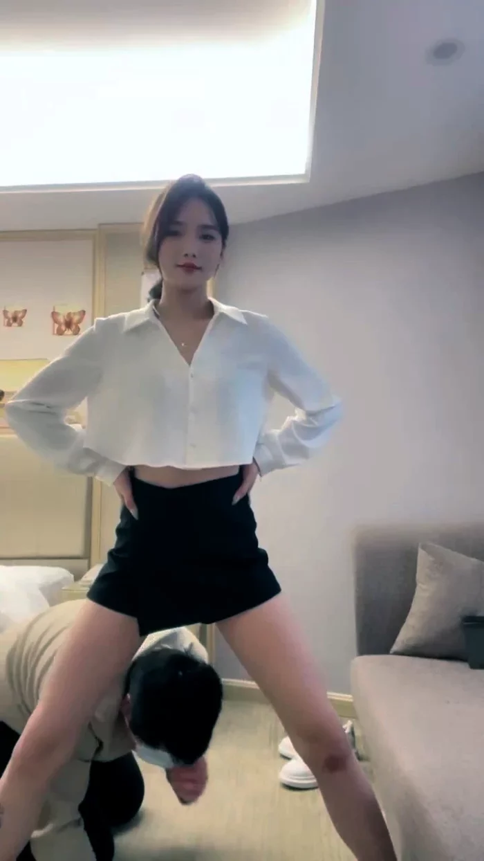 Supermodel Goddess Momo Humiliates Fat Slave - CNQUEENS / CHINESE FEMDOM GODDESS - MP4