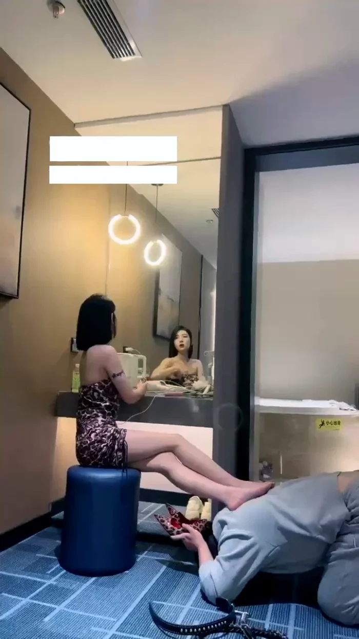 Goddess Jianyi Worshipped By Fat Dog Slave - CNQUEENS / CHINESE FEMDOM GODDESS - MP4