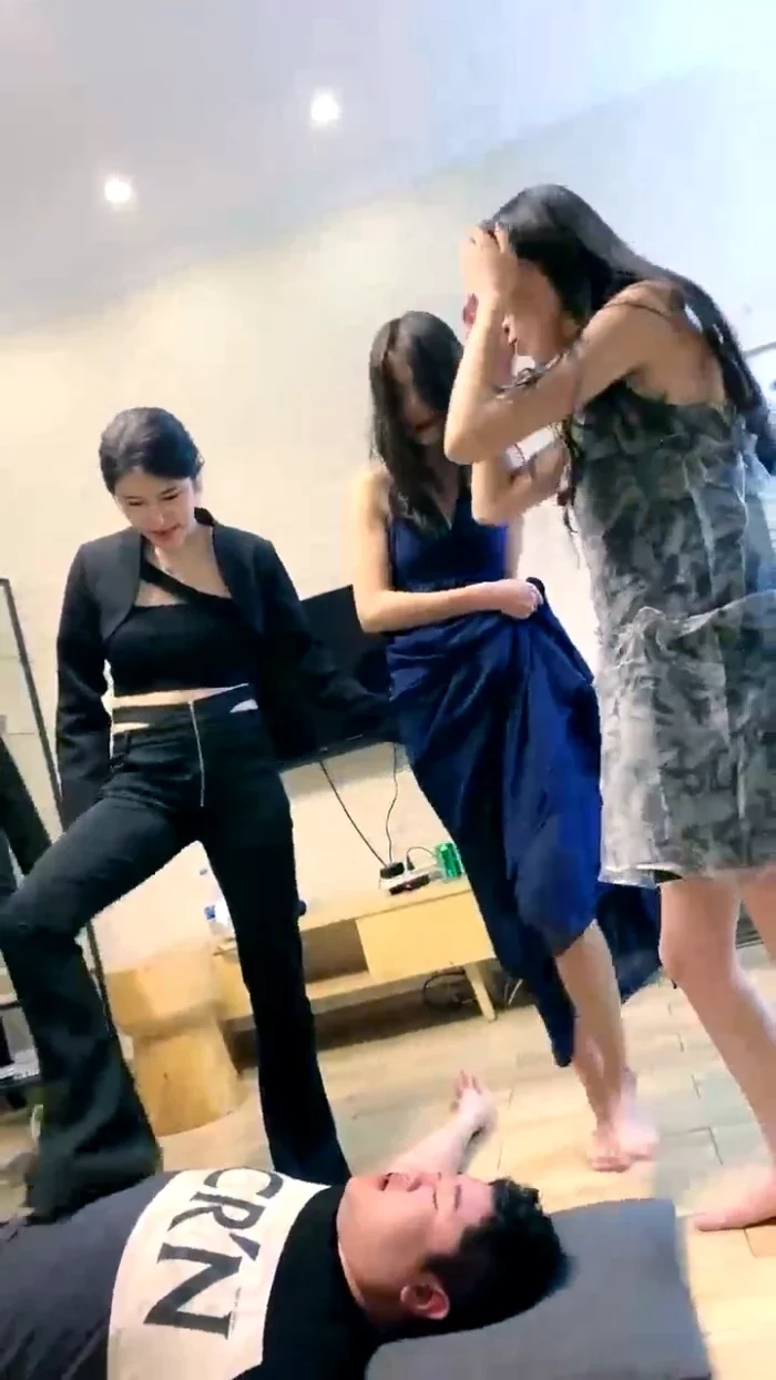 Trampled And Humiliated By 5 Goddesses - Mistress Yin Er - CNQUEENS / CHINESE FEMDOM GODDESS - MP4