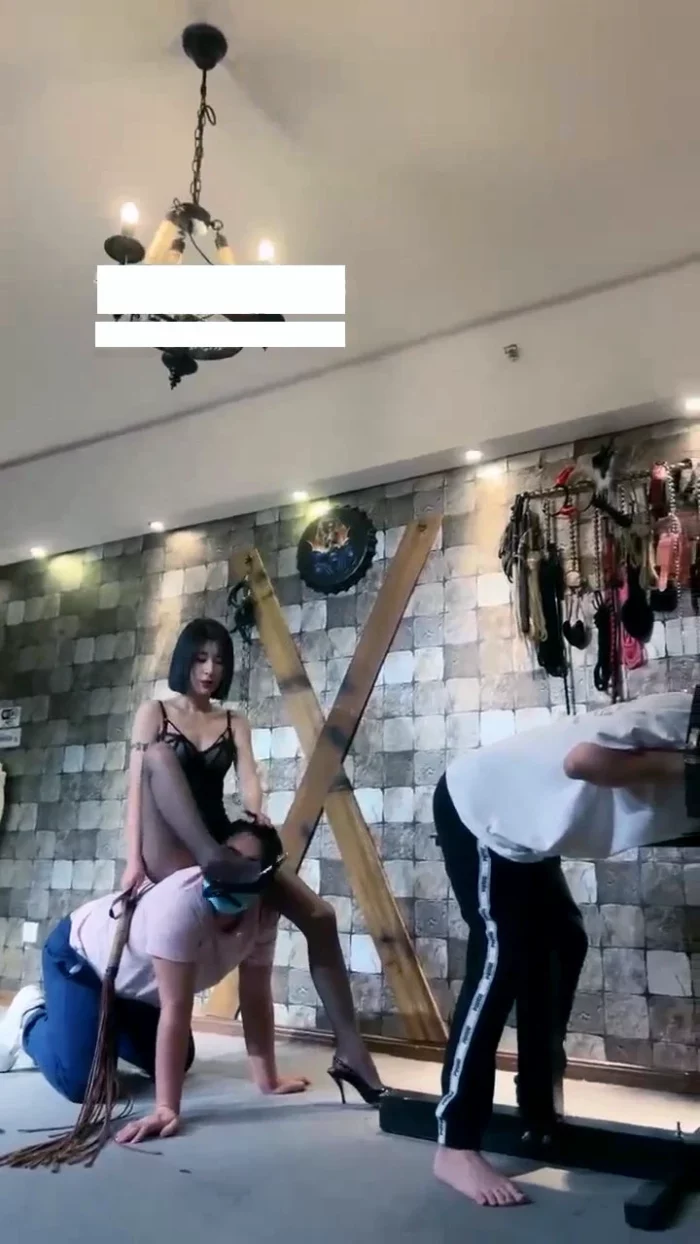 Goddess Jianyi Flogging Her Foot Slaves - CNQUEENS / CHINESE FEMDOM GODDESS - MP4