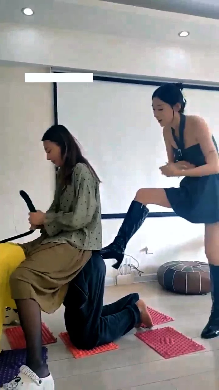 Hangzhou Mistress Waves And Her Friend Dominate Horse Slave - CNQUEENS / CHINESE FEMDOM GODDESS - MP4