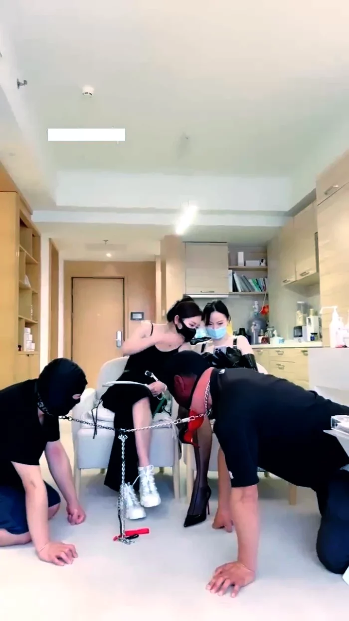 Goddess Ru Xue - Double Domme Session With Toilet Slaves - CNQUEENS / CHINESE FEMDOM GODDESS - MP4