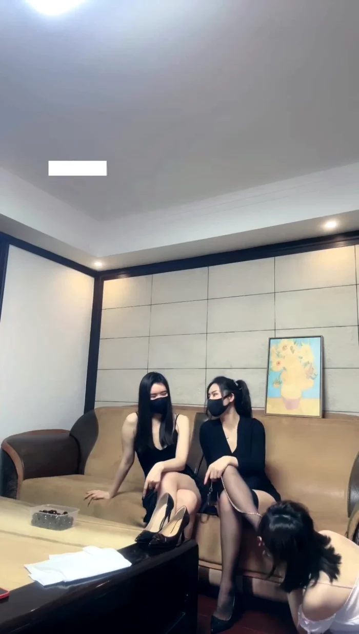 Goddess Zhuang Zhu And Hot Female Friend Double Domme Session - CNQUEENS / CHINESE FEMDOM GODDESS - MP4