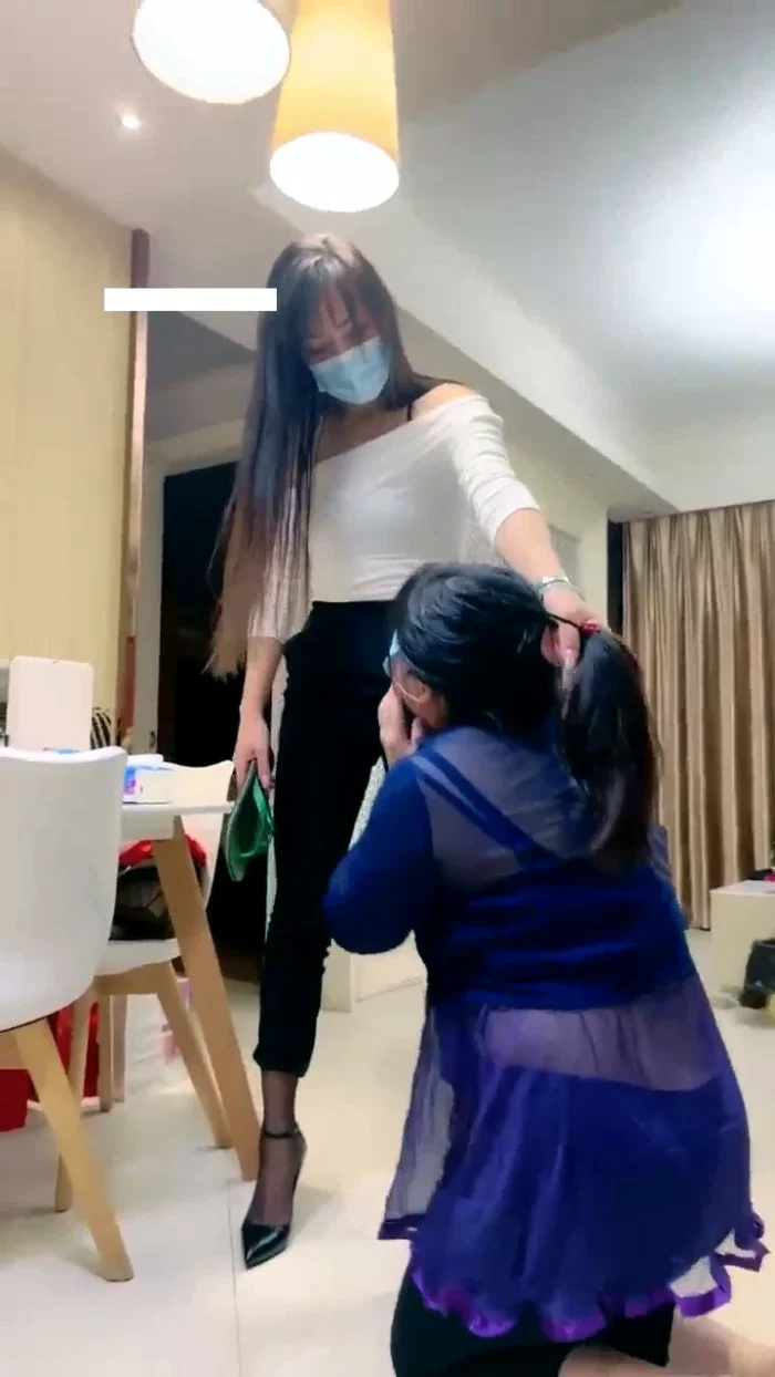 Goddess Dan Zu Zong Lezdom - The Contrast Between Supermodel And Female Slave - CNQUEENS / CHINESE FEMDOM GODDESS - MP4