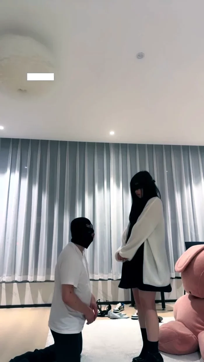 Beautiful Goddess Meimeizi Worshiped By Slave - CNQUEENS / CHINESE FEMDOM GODDESS - MP4