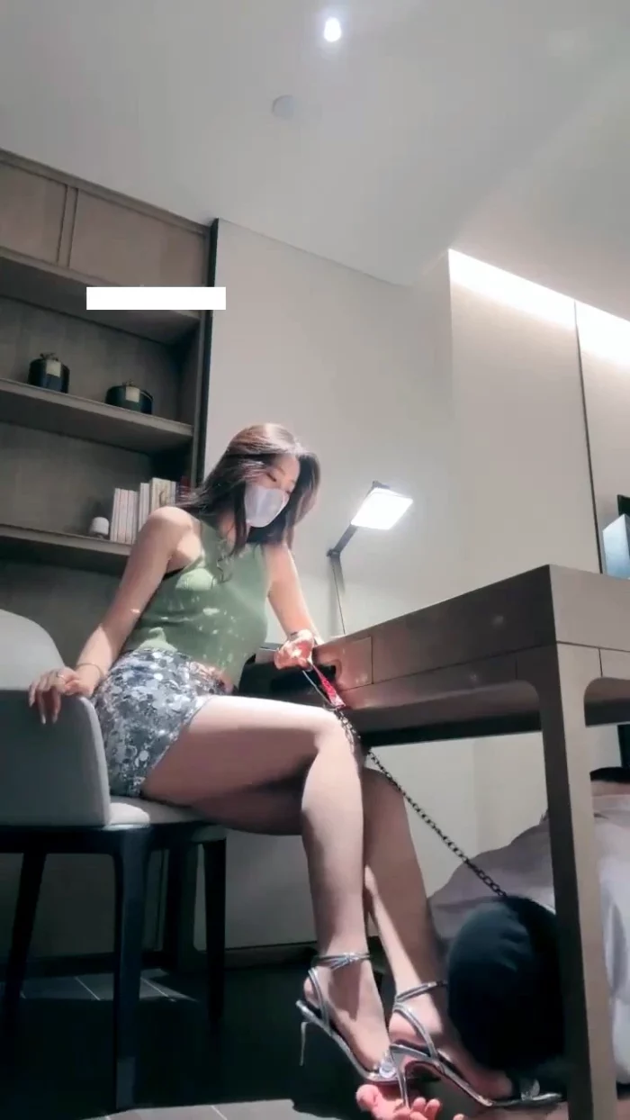 Goddess He Wei - Cold Humiliation And Rejection Of Beta Male Loser - CNQUEENS / CHINESE FEMDOM GODDESS - MP4