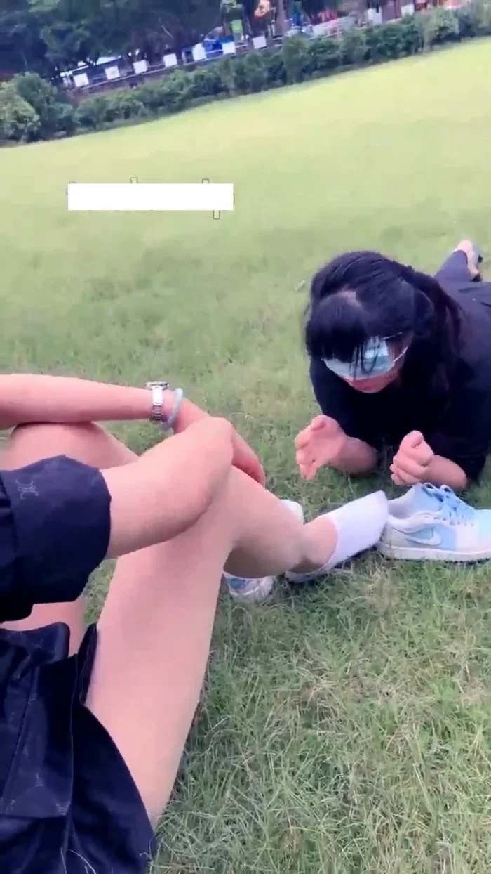 Goddess Dan Zu Zong - Public Humiliation Of Female Slave In The Beach Park - CNQUEENS / CHINESE FEMDOM GODDESS - MP4