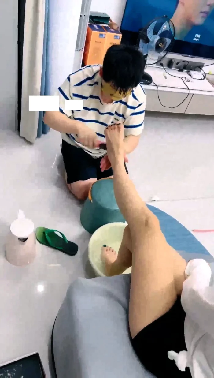 Foot Slave Serves Goddess Dan Zu Zong - CNQUEENS / CHINESE FEMDOM GODDESS - MP4
