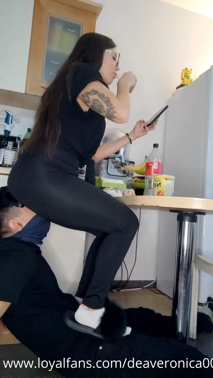 Enjoying Breakfast While Sitting On My Slave's Face - DEA VERONICA / MISS GC - MP4
