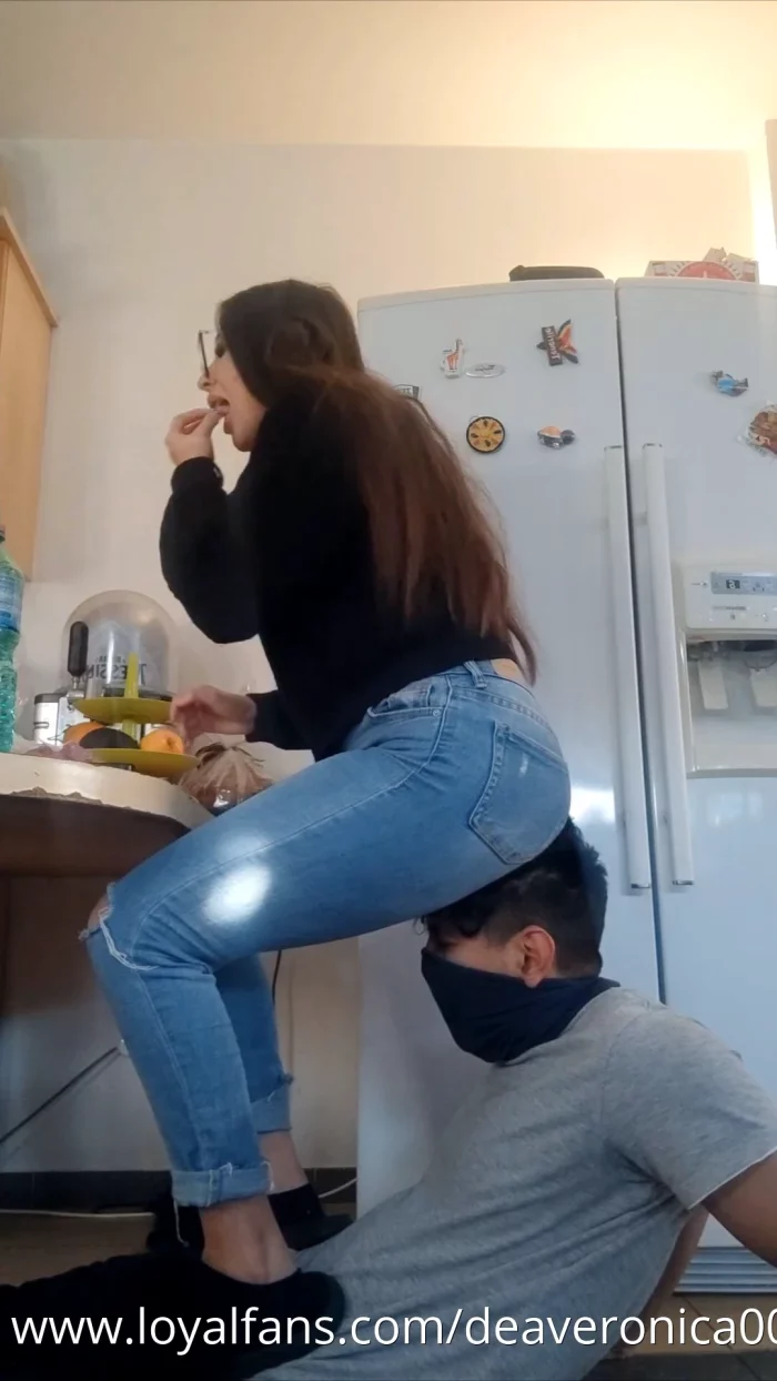 Fullweight Facesitting In Jeans - DEA VERONICA / MISS GC - MP4