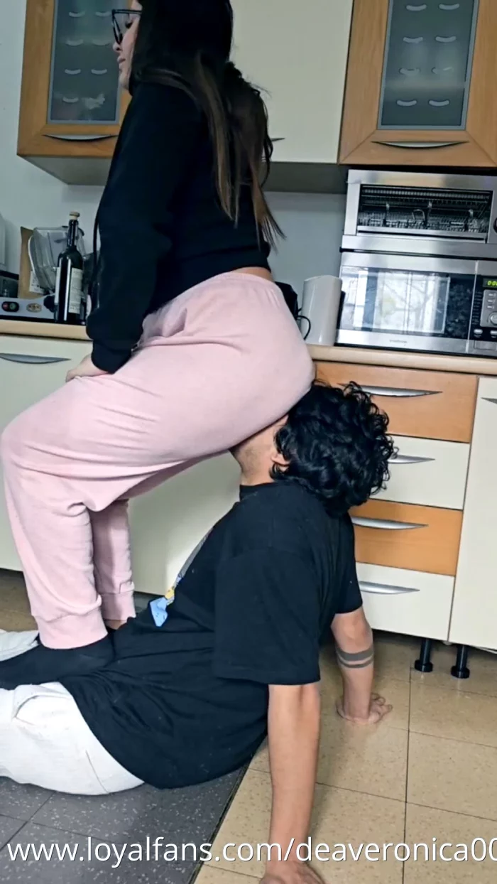 Suffer Under My Ass - DEA VERONICA / MISS GC - MP4