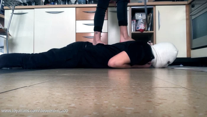 Walking On His Body - DEA VERONICA / MISS GC - MP4