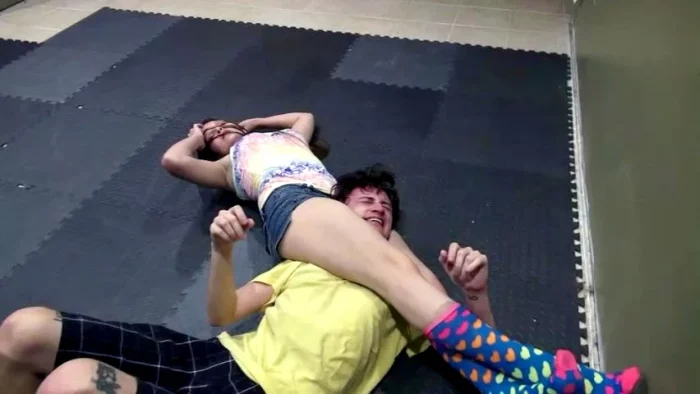 Smiley Slaps Him Down Clear - REALITY GIRLS SCISSORS - MP4