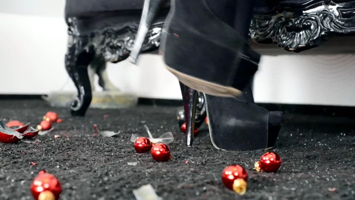 Crush Feets - I Hate Xmas - Top Arabian Domina Cecilia Fernandez - FETISHKING / MFVIDEOBRAZIL - MP4